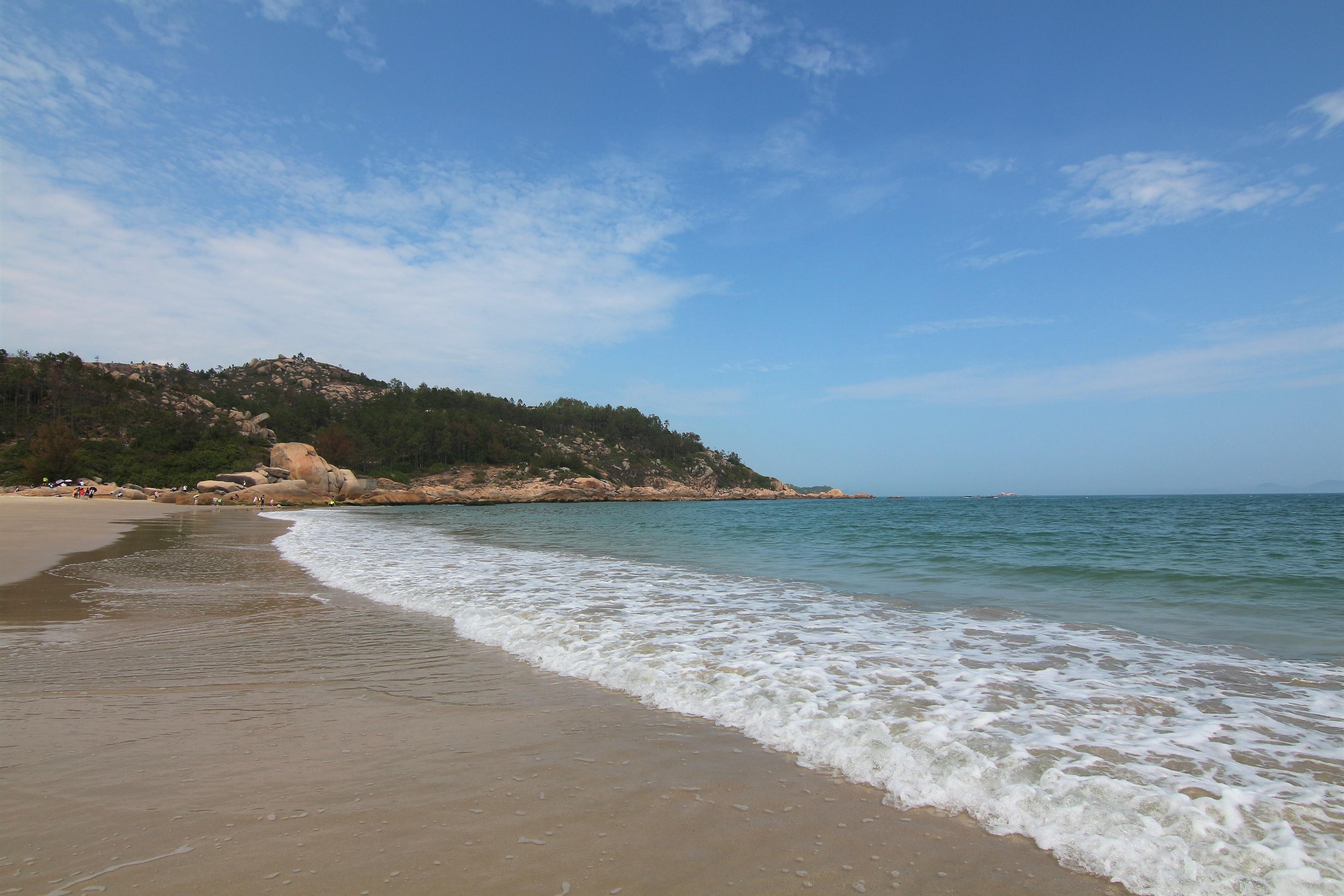 咸台港海岸线位于广东惠东平海镇,这条海岸线穿越全长约8公里.
